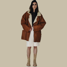Load image into Gallery viewer, Vintage shearling coats 38
