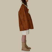 Load image into Gallery viewer, Vintage shearling coats 38
